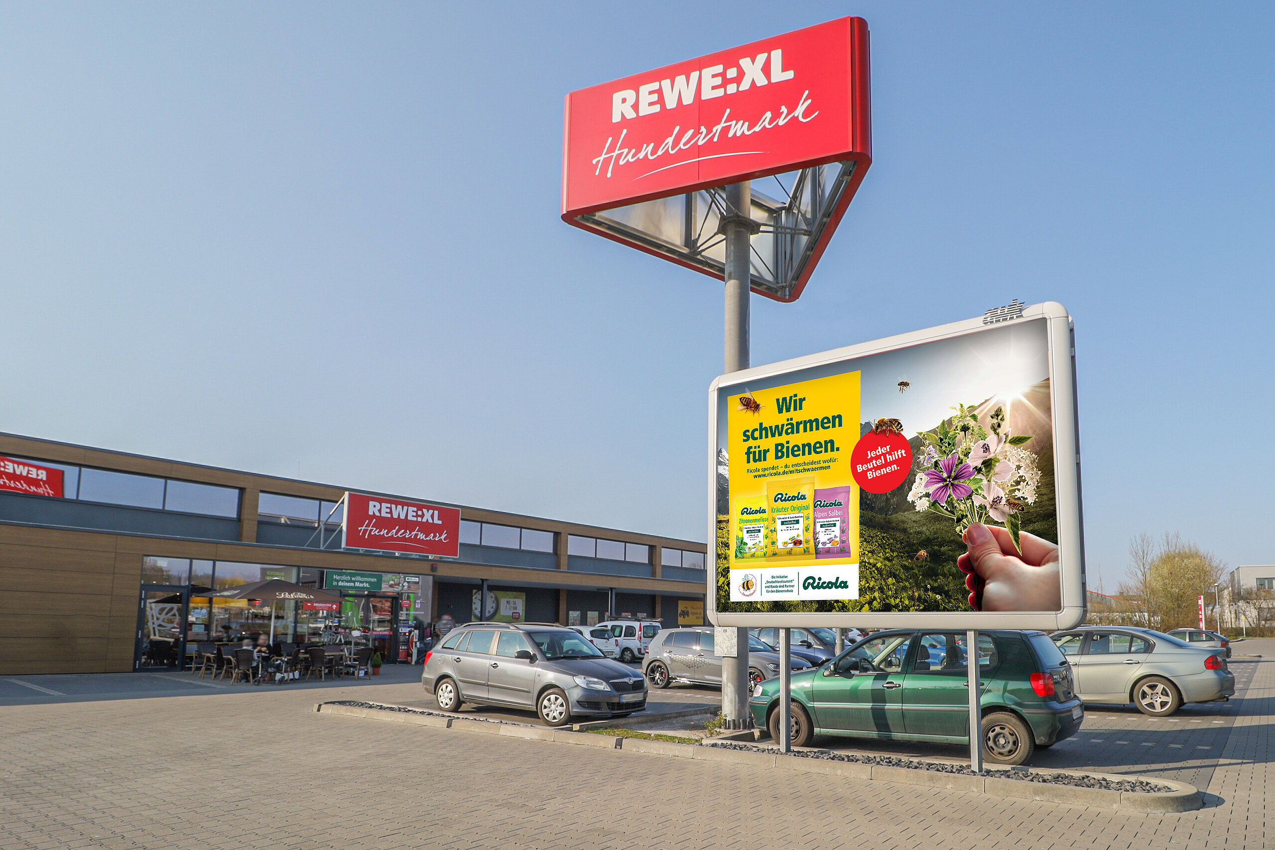 Großes 9-qm-Werbeplakat auf einem belebten Supermarkt-Parkplatz mit einem Ricola-Motiv zum Bienenschutz, parkenden Autos und vorbeilaufenden Menschen – buchbar über Plakat-verkauft.de.