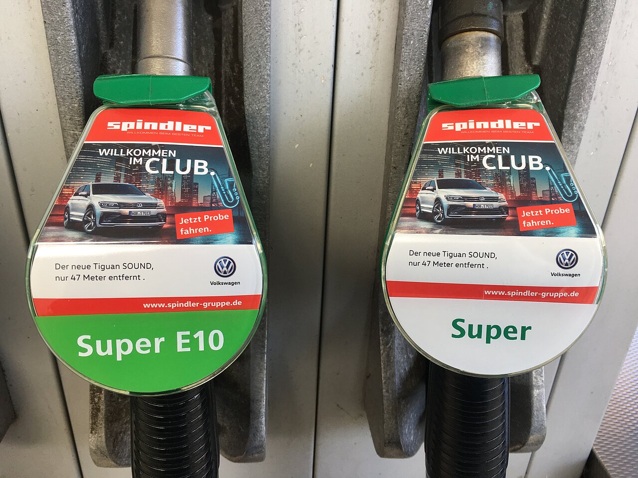 Zapfpistolenwerbung für ein Autohaus: Werbemotive für den VW Tiguan an Super- und Super-E10-Zapfpistolen