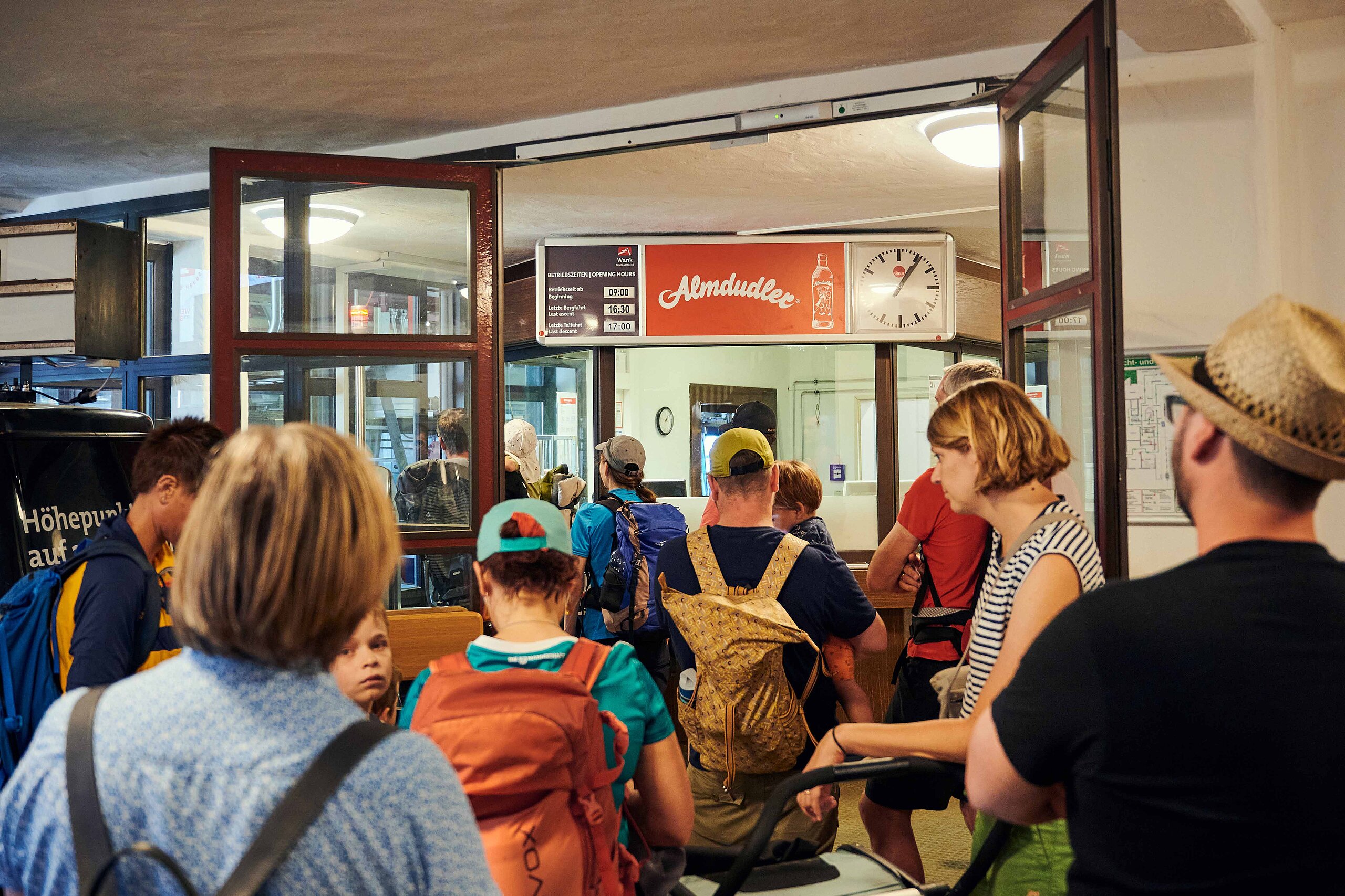 Informationssystem an einer Bergbahnstation mit Werbung für ein Produkt, genutzt als Werbefläche für Marketingzwecke.