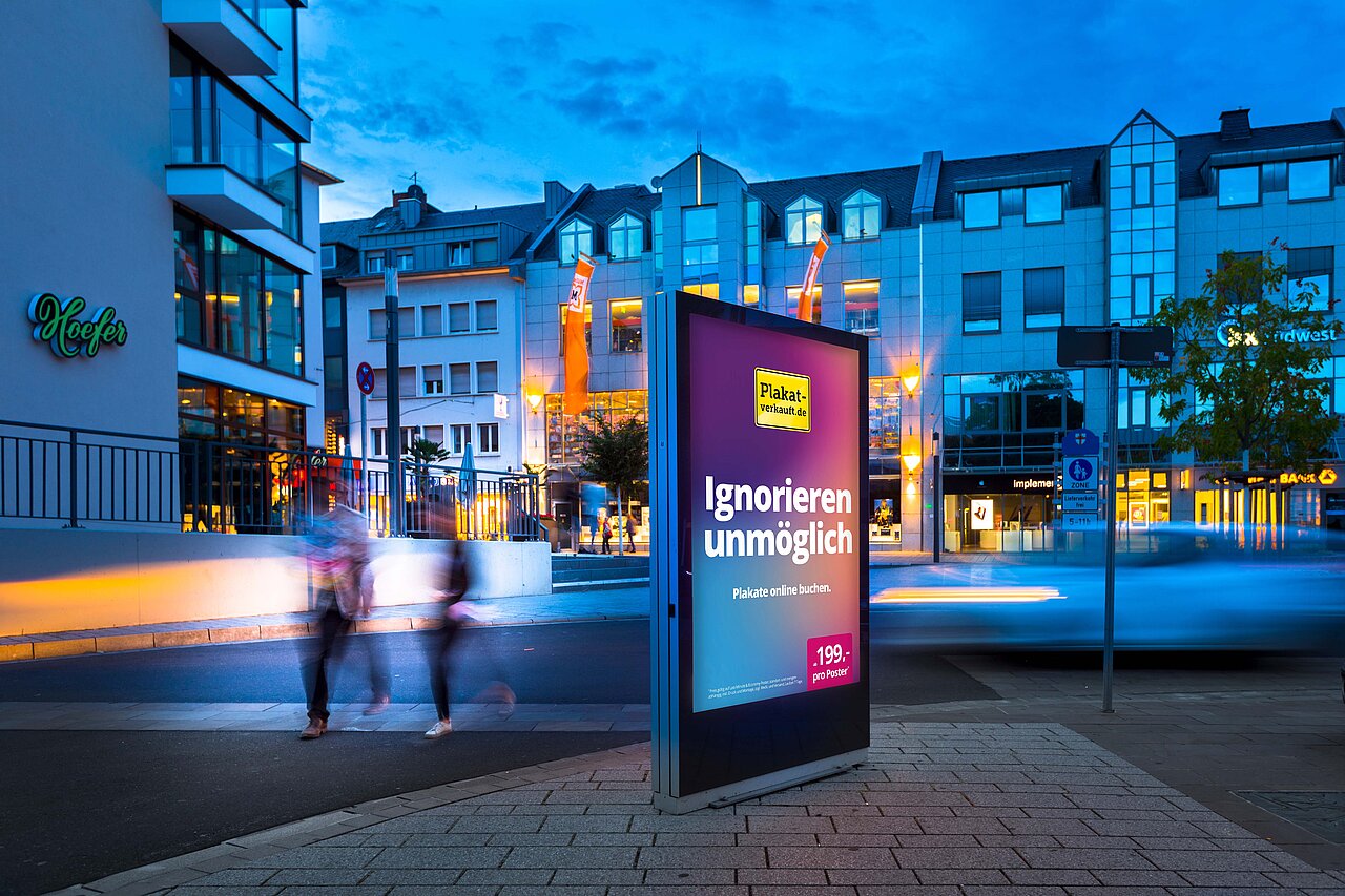 Plakat mit Aufschrift „Ignorieren unmöglich“ für Citylight-Poster zur Plakatwerbung, ideal für hohe Reichweite und gezielte Ansprache.