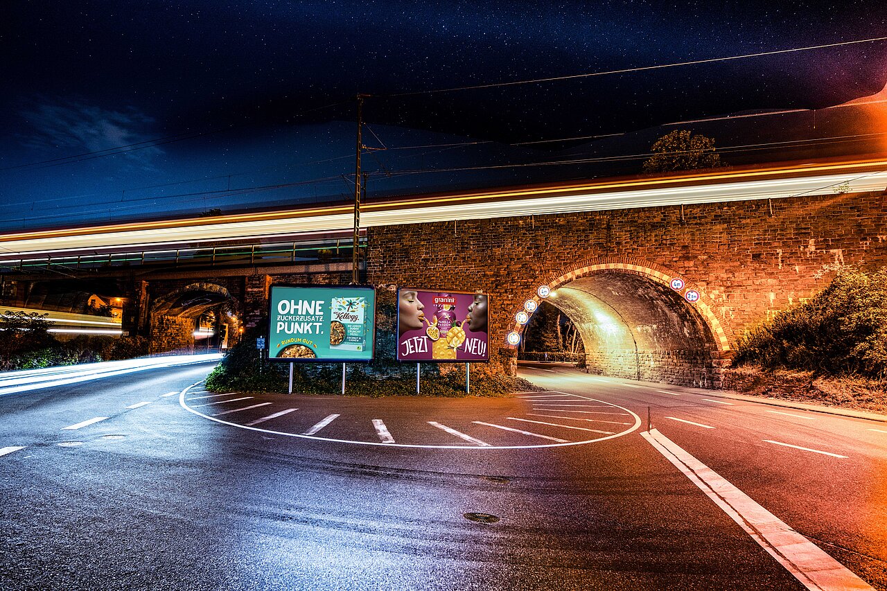 Zwei Großplakate an einer Straßenunterführung zu günstigen Kosten