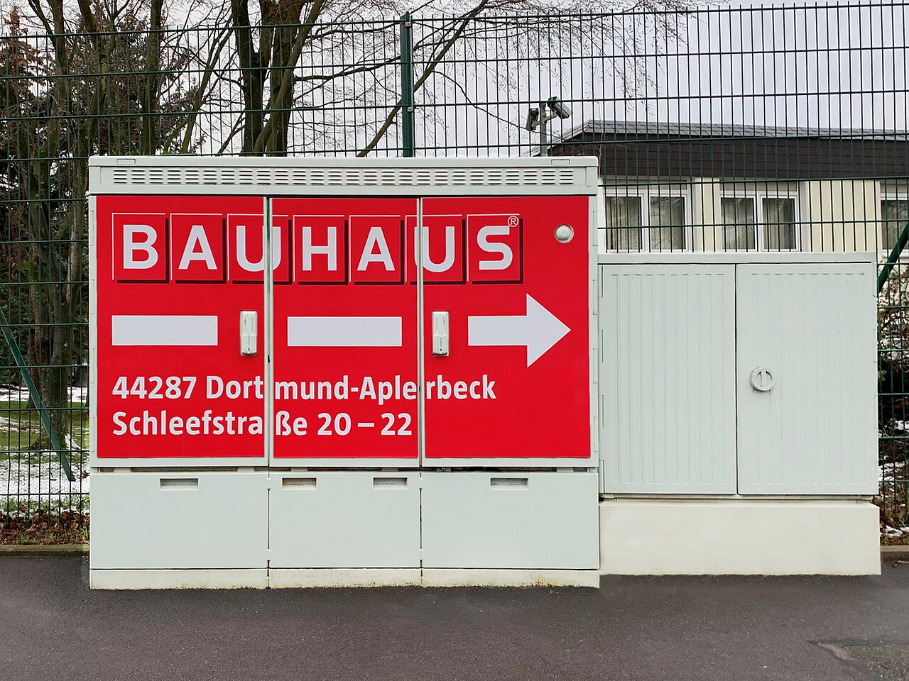 City Cube mit der Aufschrift „BAUHAUS“ für eine dauerhafte Außenwerbung mit einer Laufzeit von 12 Monaten. Ideal für lokale Werbung an gut sichtbaren Standorten.