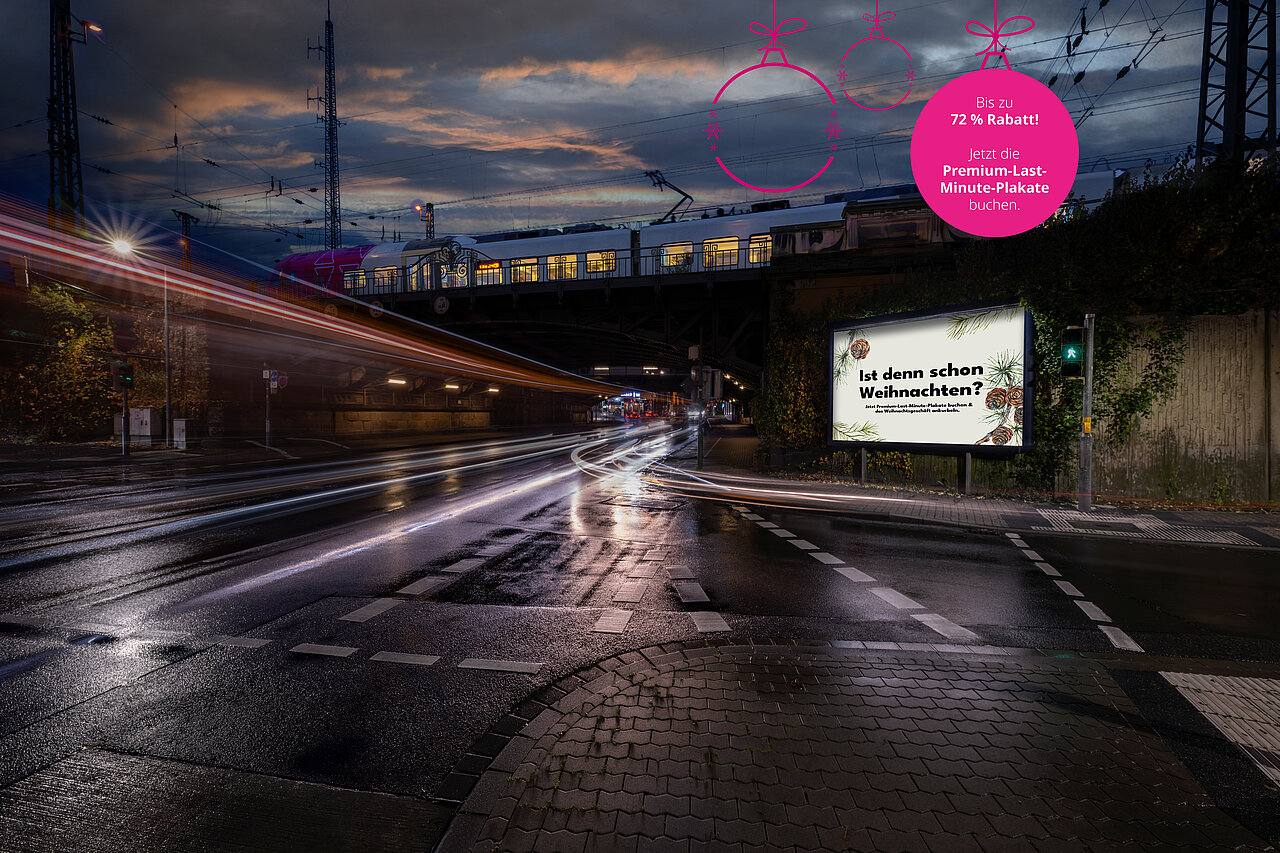 Weihnachtswerbung auf einer 9qm Großfläche mit der Frage 'Ist denn schon Weihnachten?' und einem Hinweis auf bis zu 72% Rabatt. Ein Weihnachtsbaum und Lichter schmücken das Design.