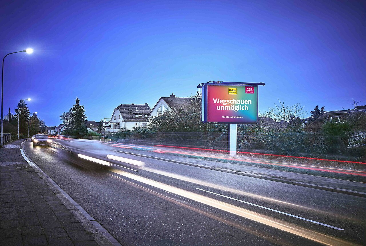 Werbeplakat mit dem Slogan 'Wegschauen unmöglich' an einer gut sichtbaren Straßenecke, ideal platziert für Autofahrer und Fußgänger.
