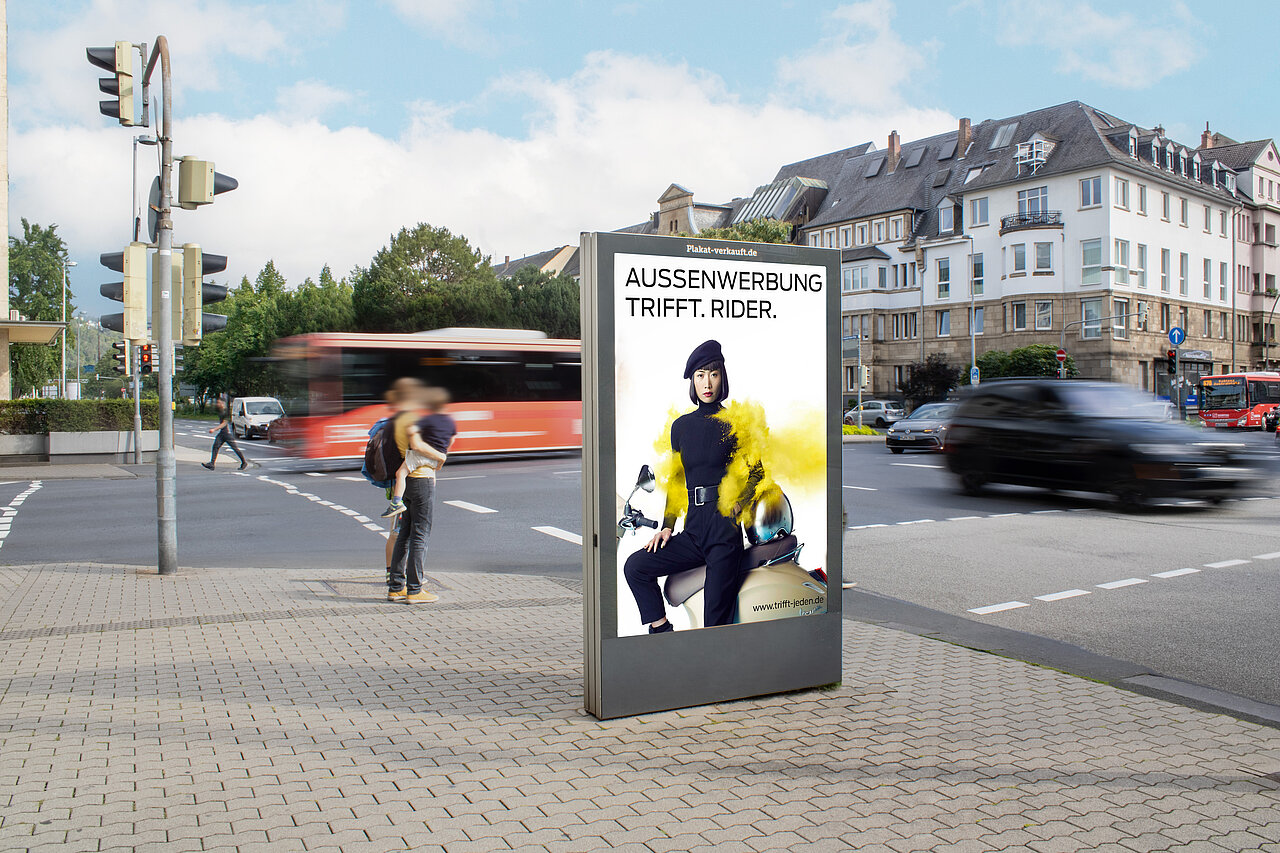 Plakat mit der Aufschrift „AUSSENWERBUNG TRIFFT. RIDER.“ für Citylight-Poster, perfekt für gezielte Markenansprache im urbanen Raum.