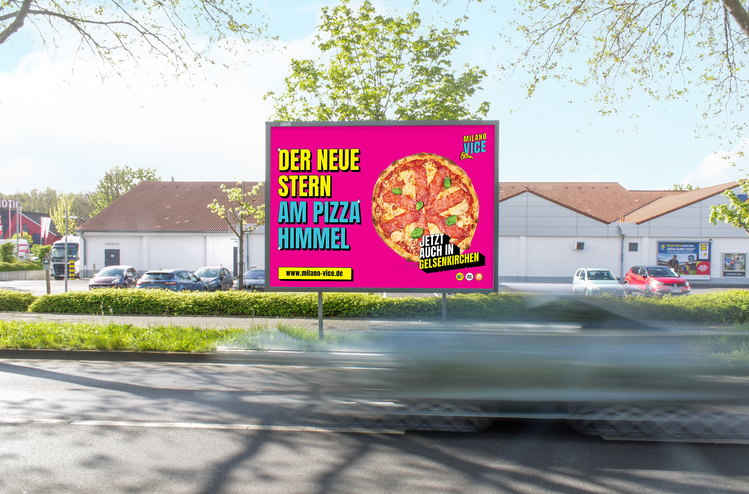 Großflächenplakat von Milano Vice an einer Straße, gut sichtbar vor einem Gebäude, mit dem Motiv „Der neue Stern am Pizza Himmel – jetzt auch in Gelsenkirchen“. Beispiel für klassische Außenwerbung, die sich optimal mit Addressable TV kombinieren lässt.