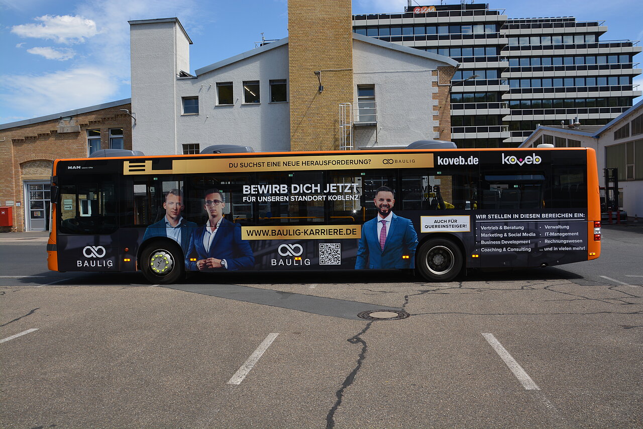 Buswerbung von Baulig Consulting zur Rekrutierung neuer Talente mit klarer Bewerbung und ansprechender Gestaltung.