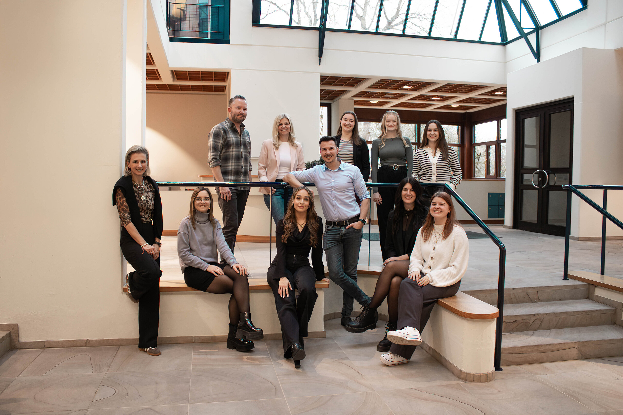 Das Team von Plakat-verkauft.de steht gemeinsam für ein professionelles Gruppenfoto
