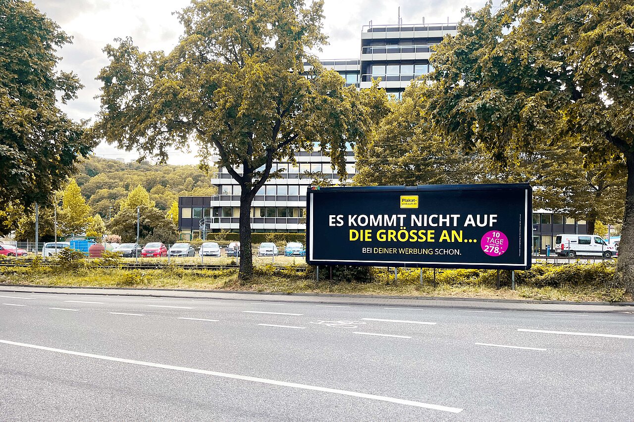 Megastar Plakatwand an einer vielbefahrenen Straße, Plakatwerbung für hohe Sichtbarkeit und Effektivität.