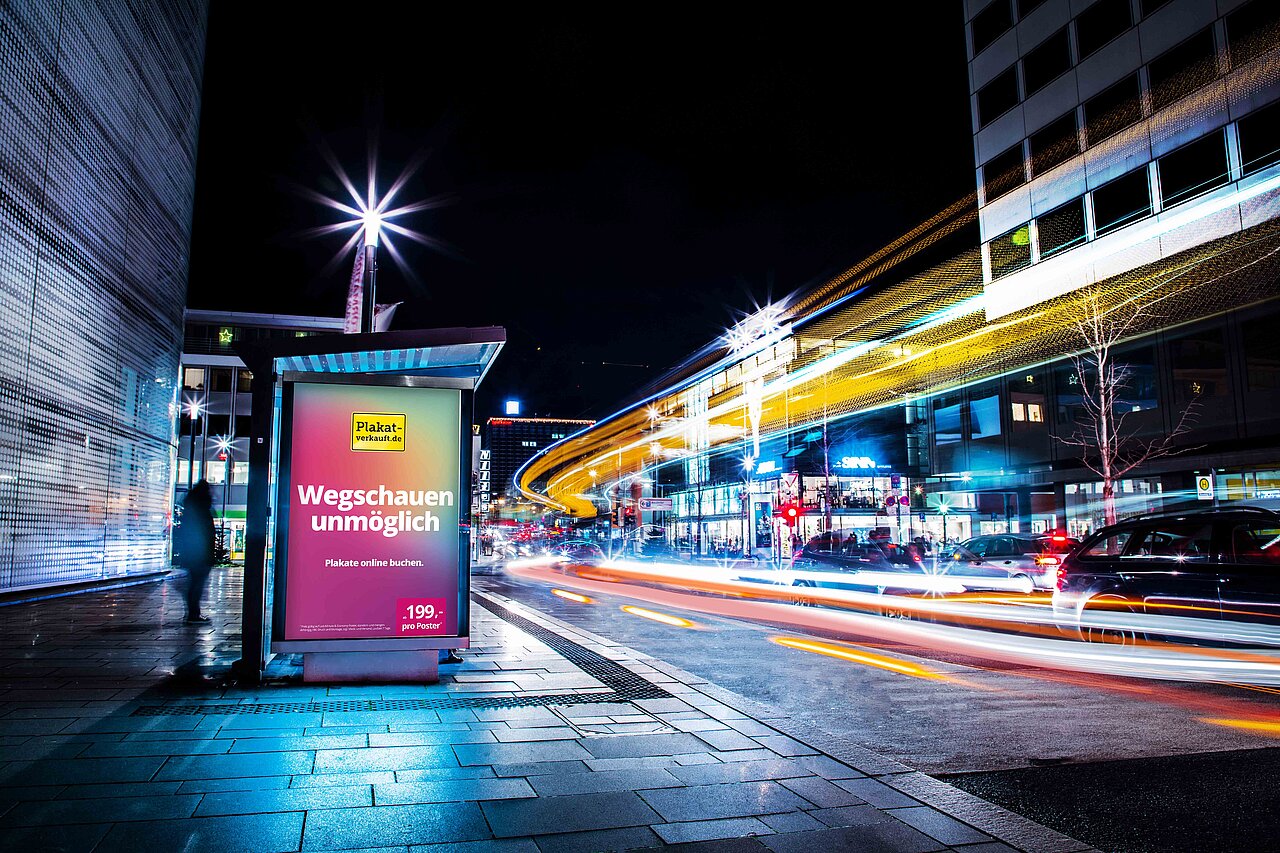 Plakat mit Aufschrift „Wegschauen unmöglich“ für Citylight-Poster zur Plakatwerbung, ideal für hohe Reichweite und gezielte Ansprache.