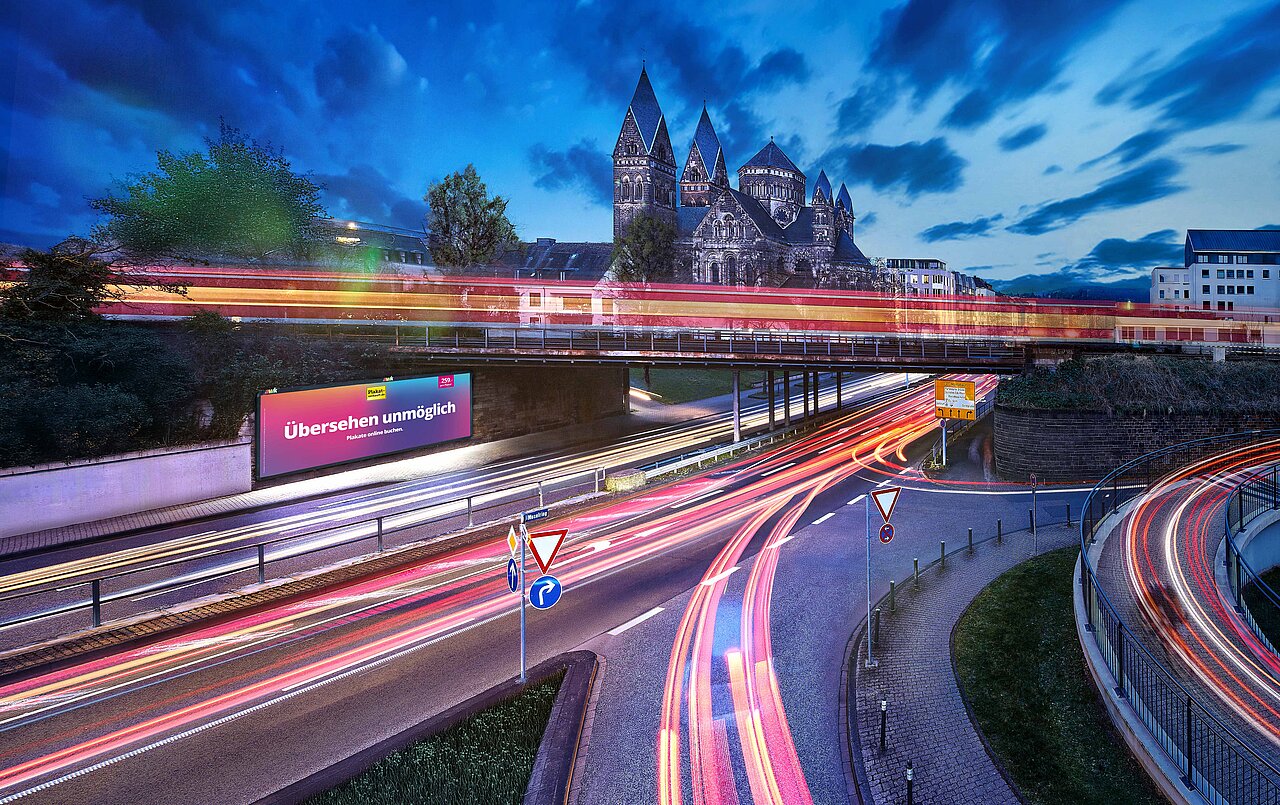 Megastar Plakatwand in einer verkehrsreichen Gegend, gut sichtbar für Autofahrer und Passanten, mit dem Slogan 'Übers sehen unmöglich'. Ideale Platzierung für deine Werbung.