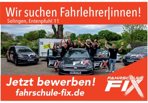 Plakatmotiv der Fahrschule Fix mit Teamfoto vor mehreren Fahrschulautos. Gesucht werden Fahrlehrer*innen für den Standort Solingen.
