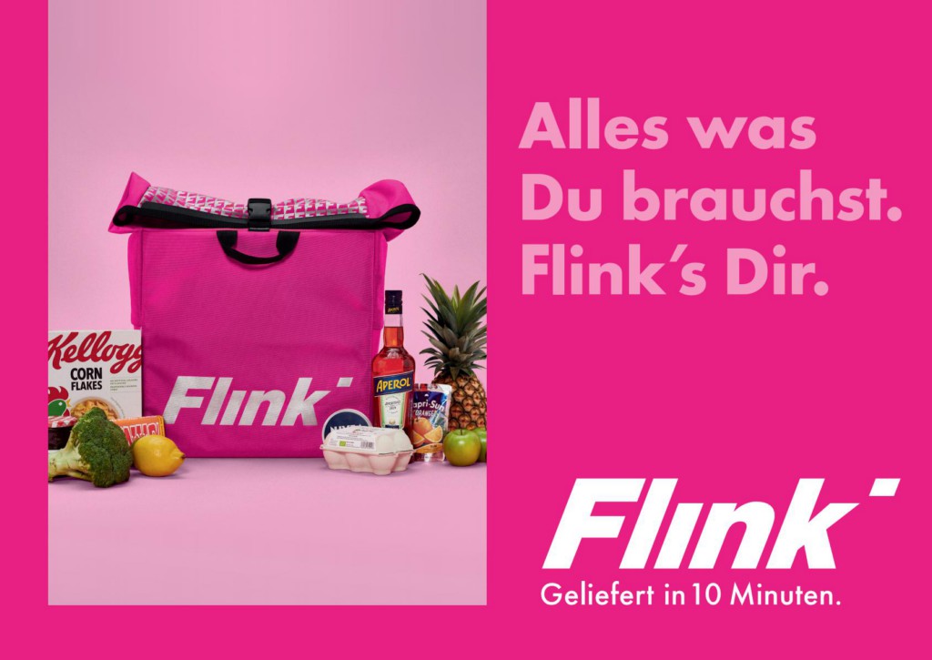 Plakatmotiv von Flink mit pinker Einkaufstasche und Lebensmitteln. Slogan: Alles, was du brauchst – Flink’s Dir. Hinweis auf Lieferung in 10 Minuten.