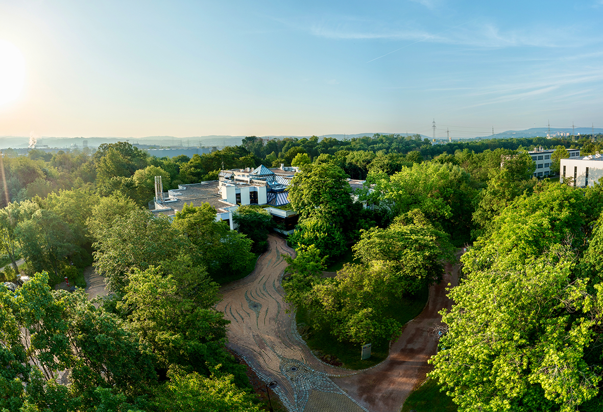 Drohnenaufnahme des Firmengeländes von Plakat-verkauft.de, umgeben von viel Grün und Natur