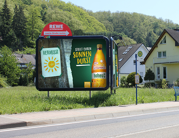Großfläche mit Dauerwerbung „Vermisst Sonne“ für langfristige Plakatwerbung. Ideal für Unternehmen, die eine stabile und auffällige Präsenz über ein Jahr hinweg suchen.